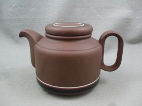 Contrast tea pot